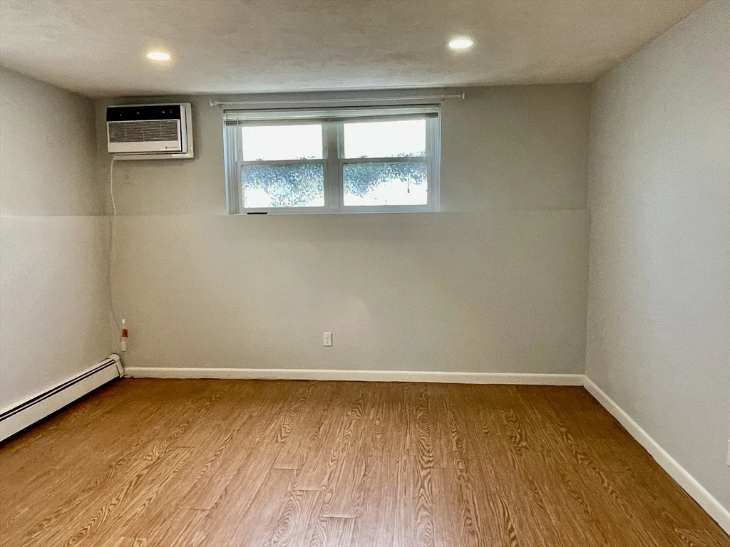 304 College Farm Rd, Waltham