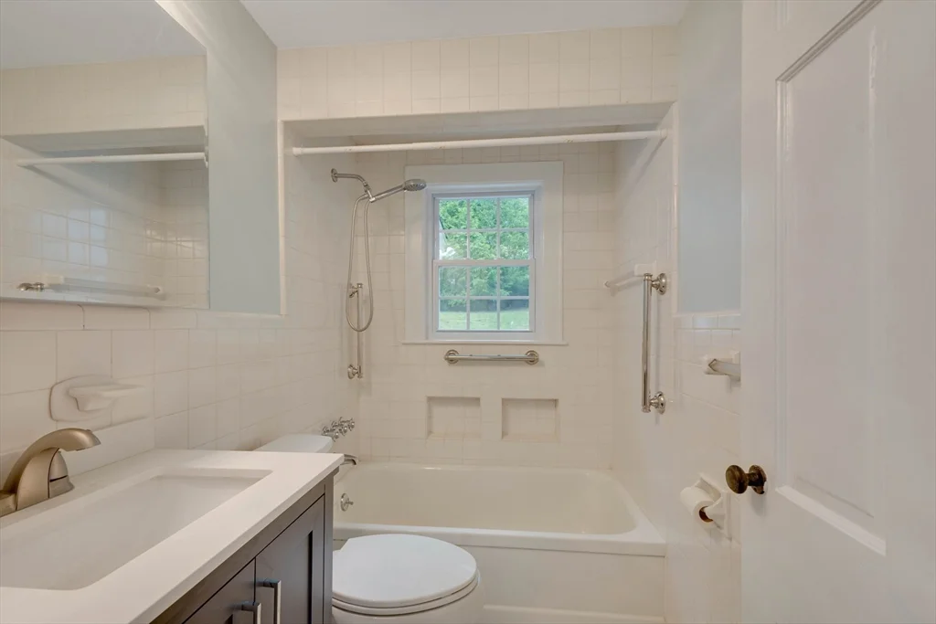 951 Main St, Lynnfield