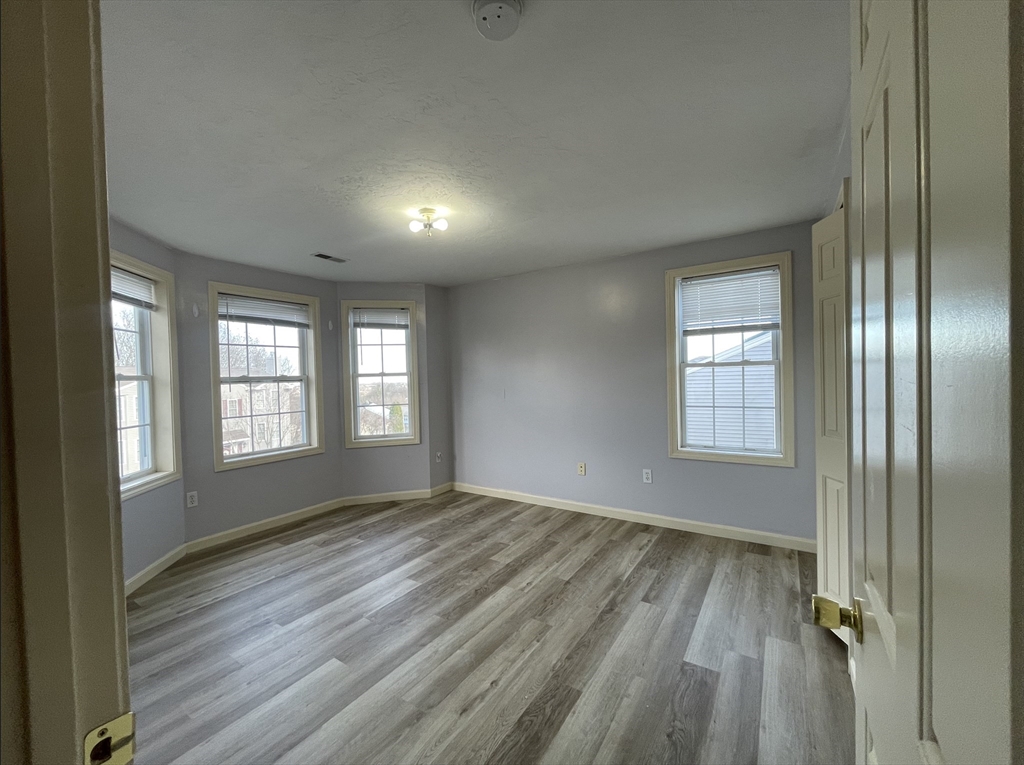 55 Ledgecrest Dr, Worcester