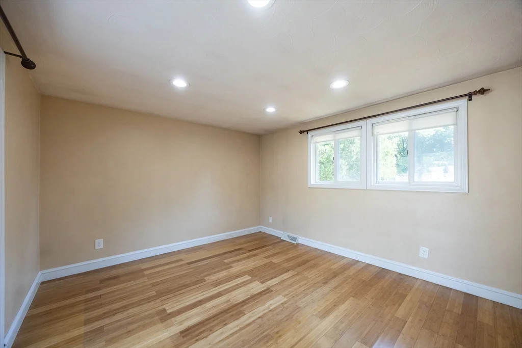 22 Suffolk Rd, Sharon