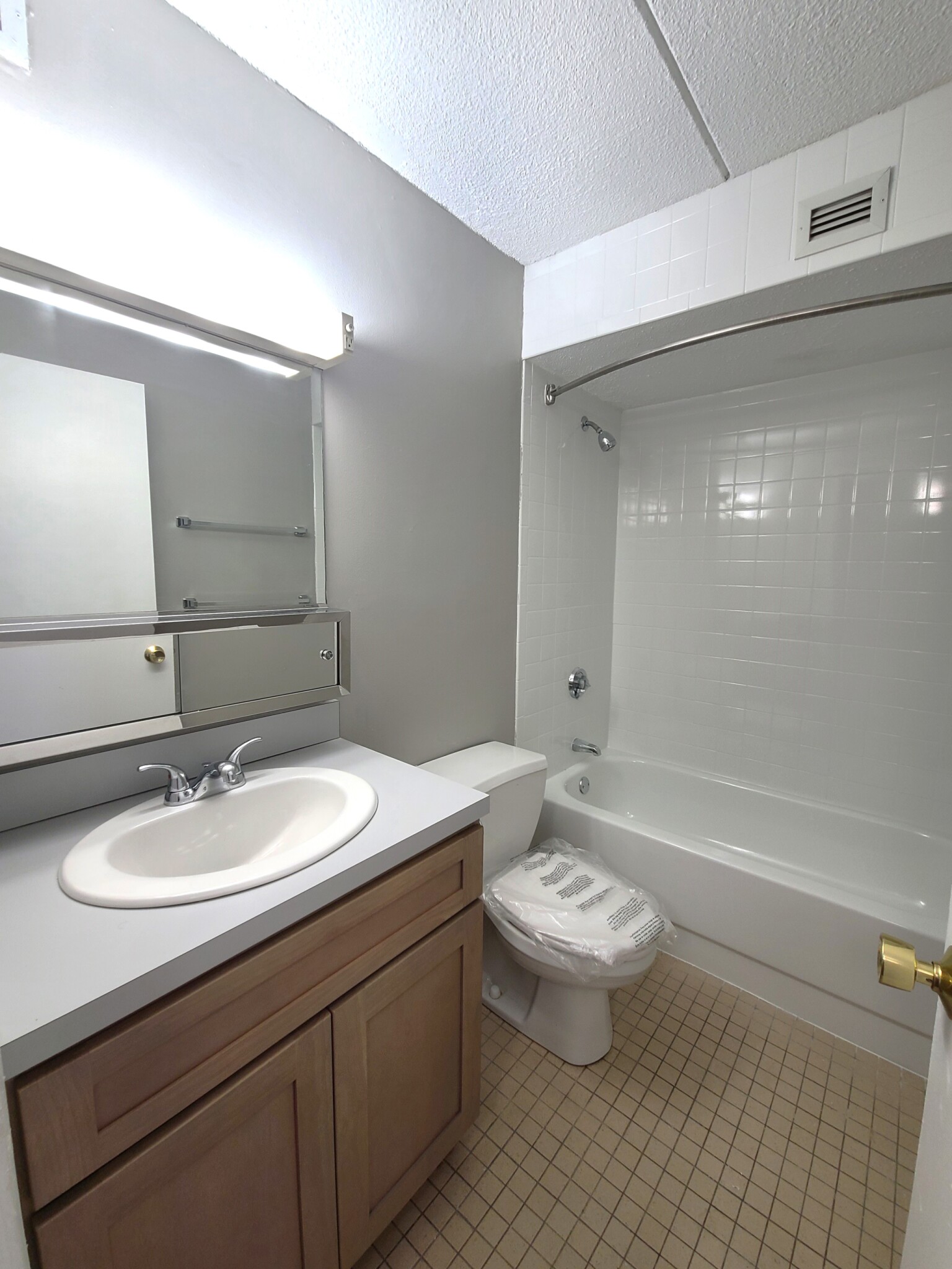 1 South Point Dr, Dorchester