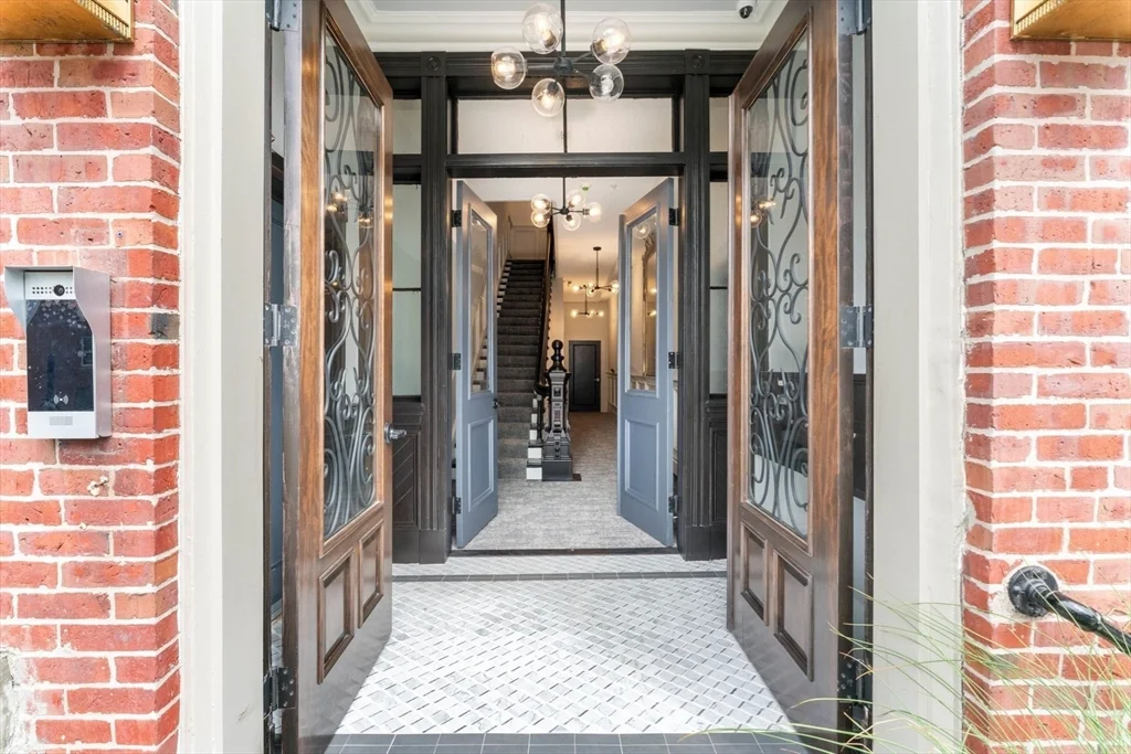 85 Regent St, Roxbury