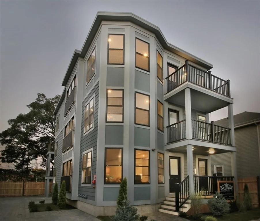 15 W Bellflower, Dorchester