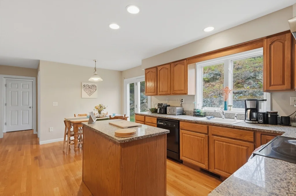 11 Roseanna Park Dr, Waltham