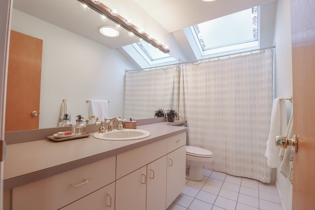 15 Thoreau Dr, Easton