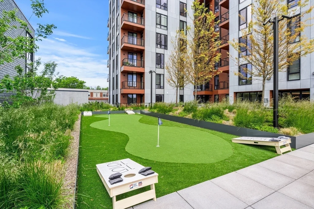 1515 Commonwealth, Brighton