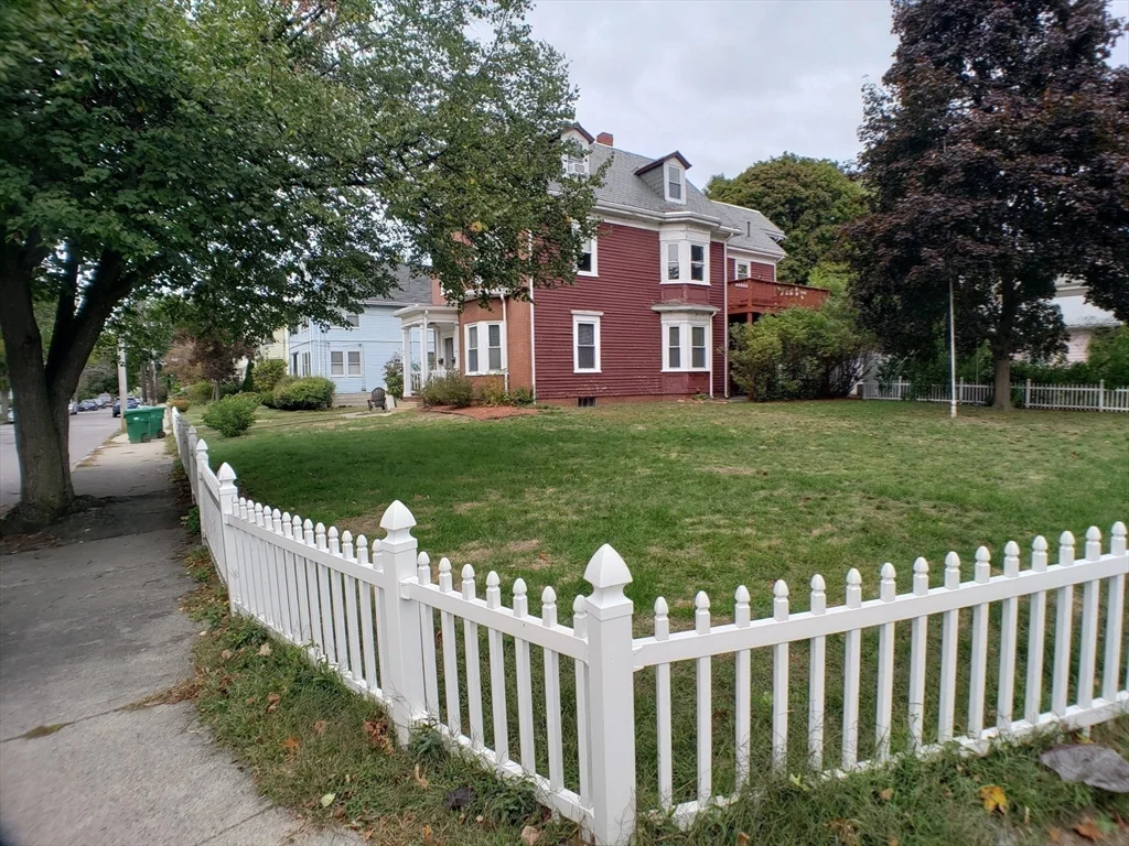 44 Sharon St, Medford