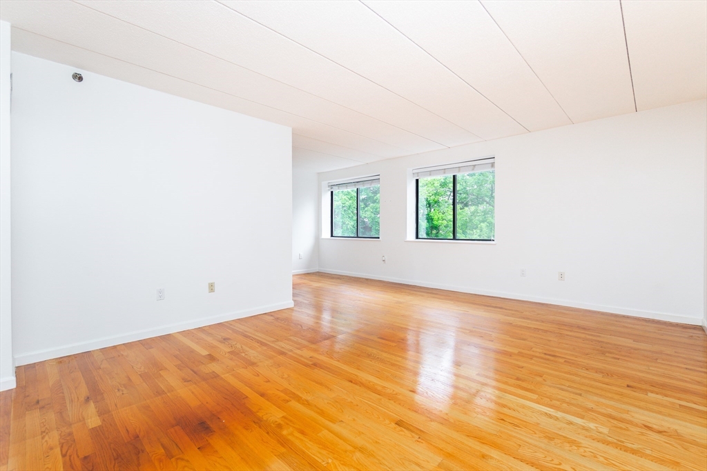 1933 Commonwealth Ave, Brighton