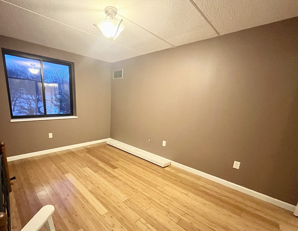 200 Ledgewood Dr, Stoneham