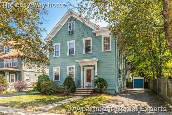 53 Oakland St, Medford Square