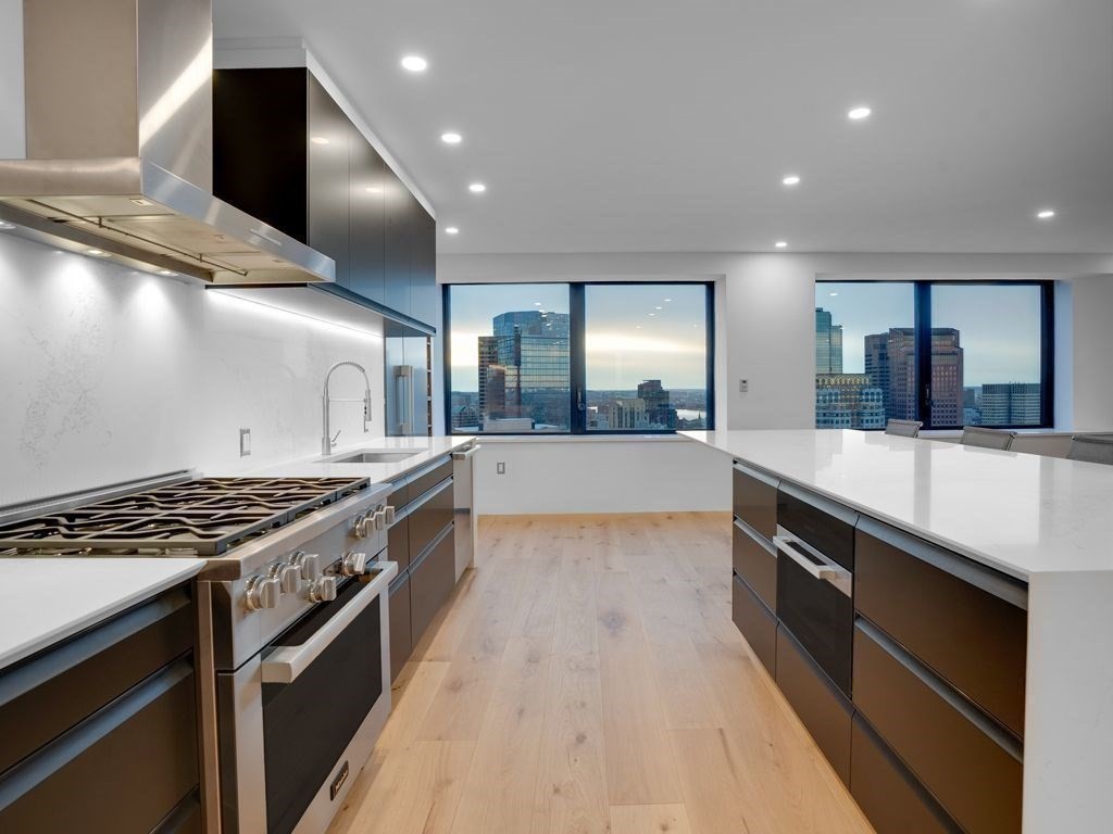 65 E India Row, Waterfront