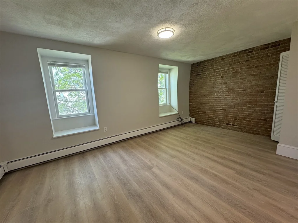 685 E 7th St, South Boston
