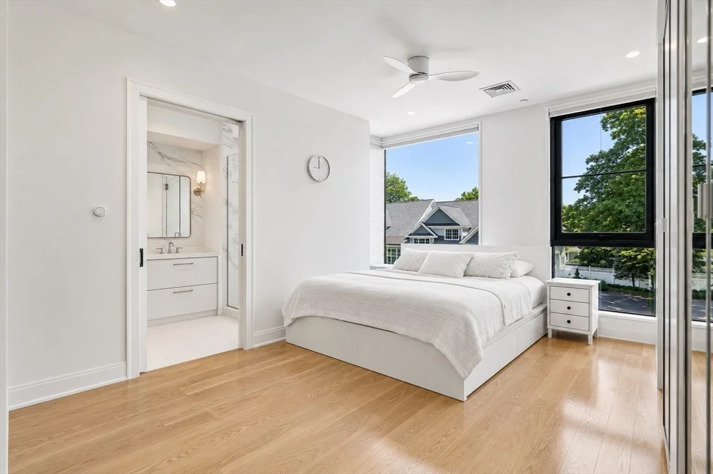 100 Linden St, Wellesley