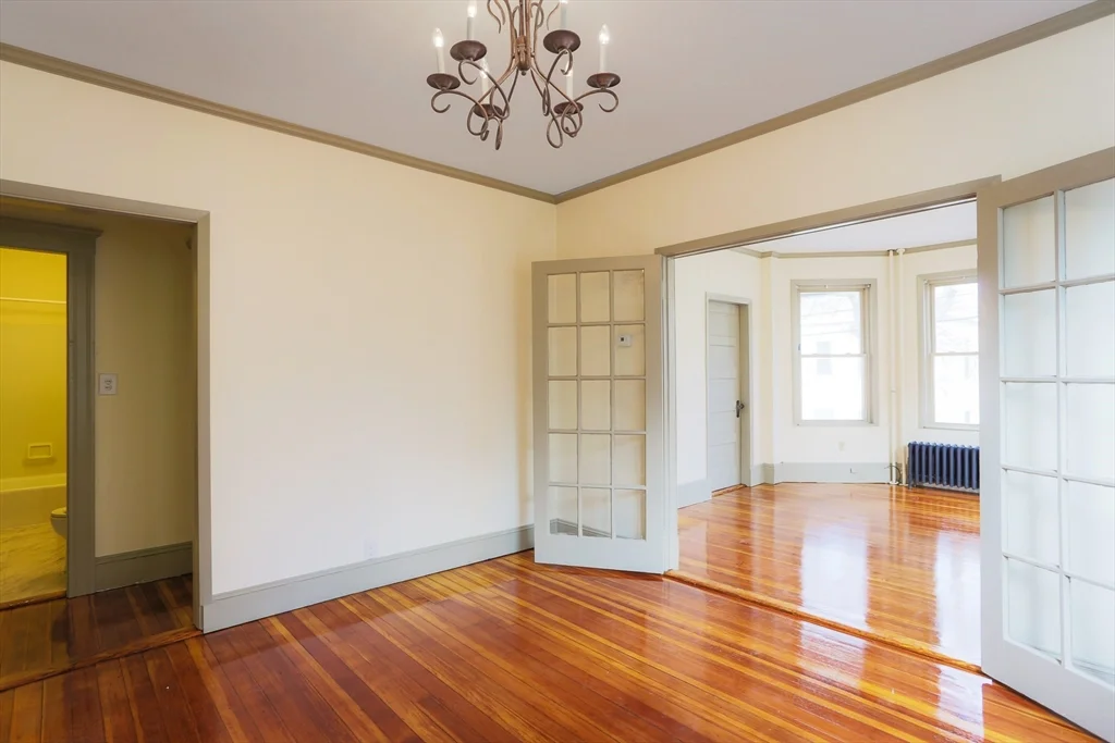 31 Roslyn, Salem
