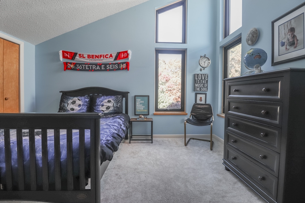 15 Thoreau Dr, Easton