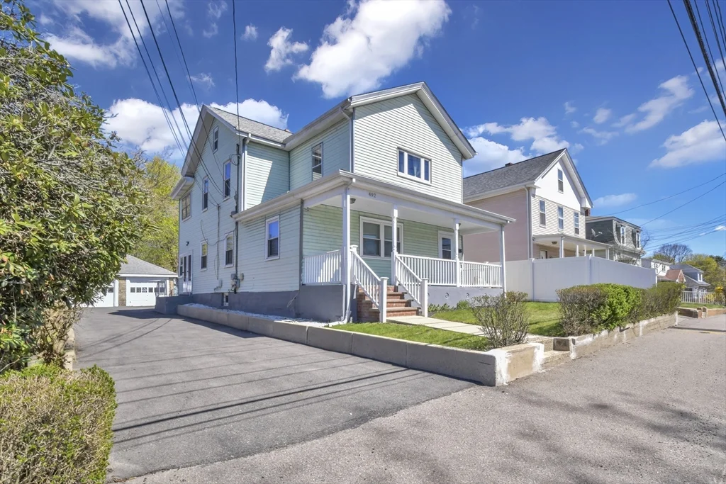 492 Metropolitan Ave, Hyde Park