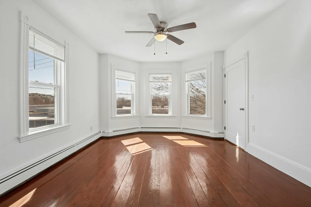 78 Grove St, Gloucester