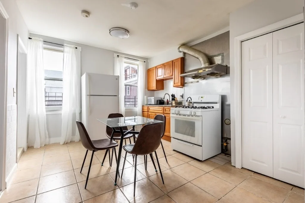 102 Tyler St, Chinatown