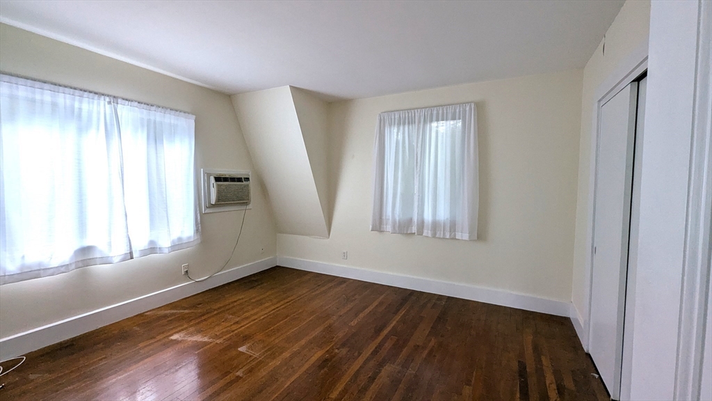 26 Oak St, Wellesley