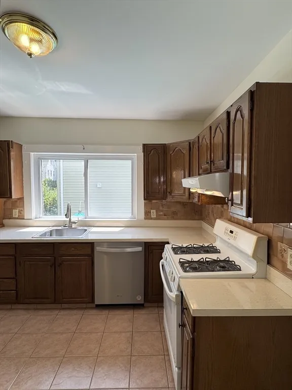 10 Laurel Ter, Ward Two