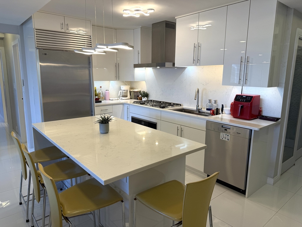 8 Whittier Pl, West End