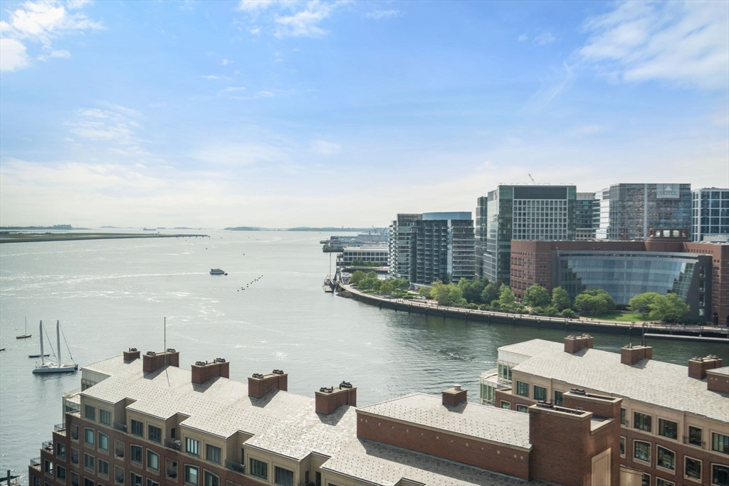 65 E India Row, Waterfront