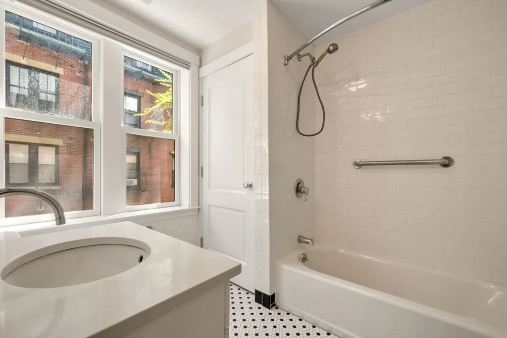39 Clarendon St, South End