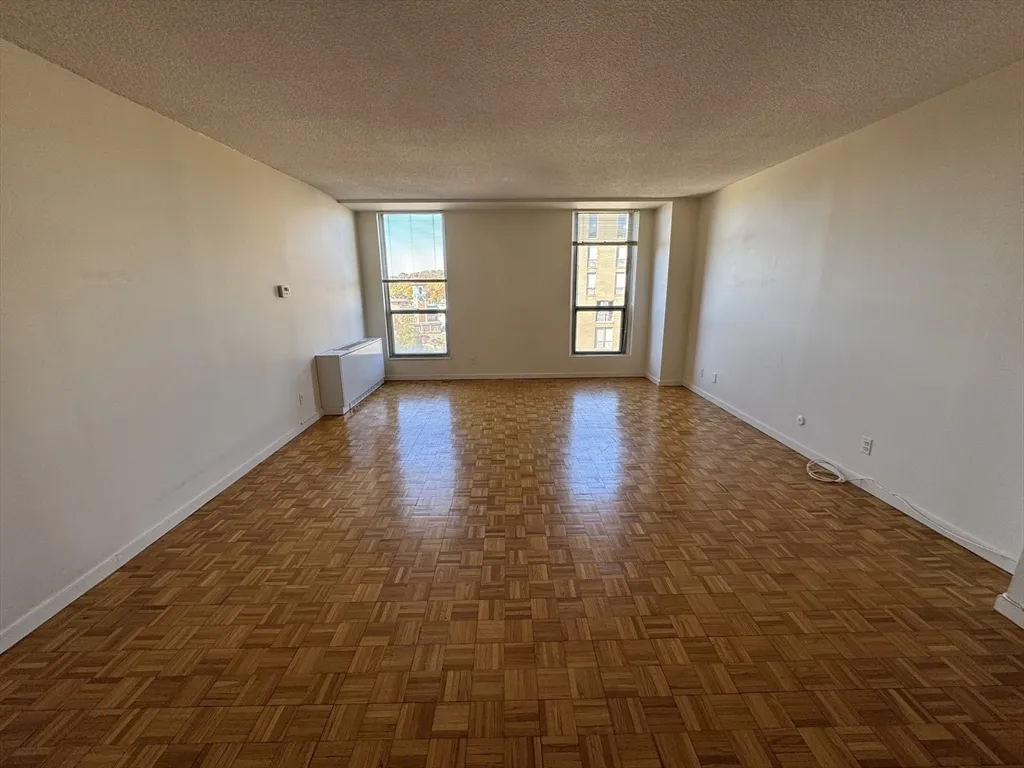 33 Pond Ave, Longwood