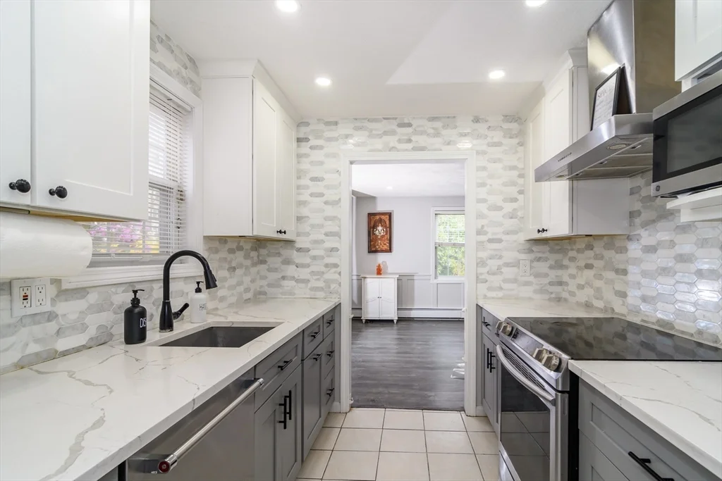 10 Homeward Ln, Natick