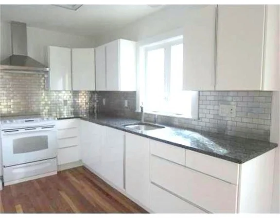 285 Hawthorn St, West