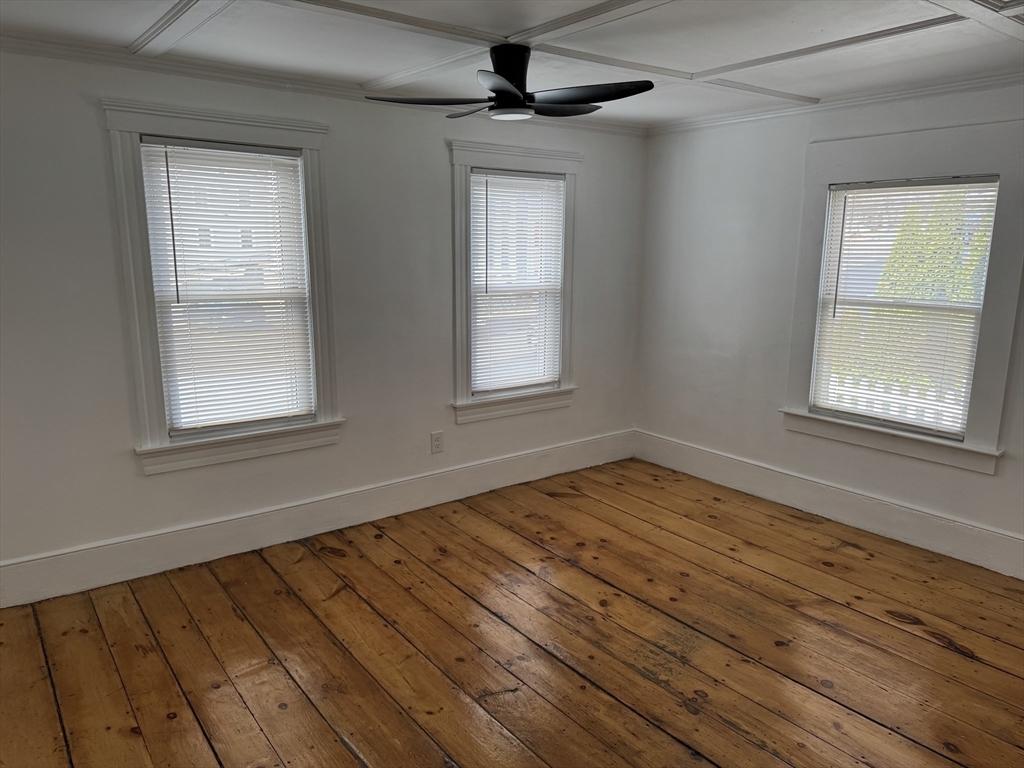 49 Green St, Zip 01830