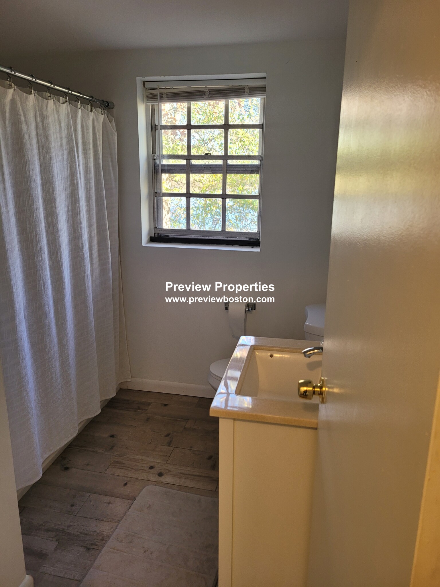 103 Lake Shore Rd, Oak Square