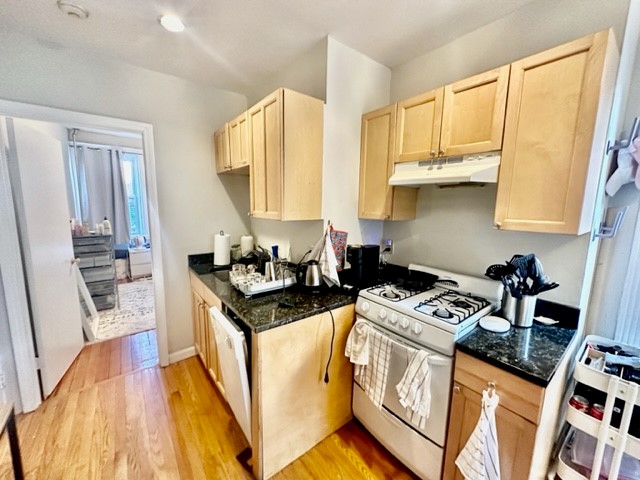 2 bed, 1 bath apartment for rent at 70 Joy Unit 8F, Beacon Hill — photo 5 of 13