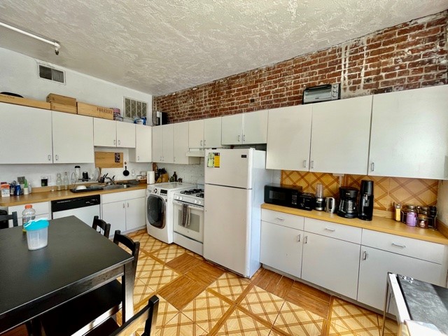 2.5 bed, 1 bath apartment for rent at 223 Endicott St Unit 4, North End — photo 5 of 16