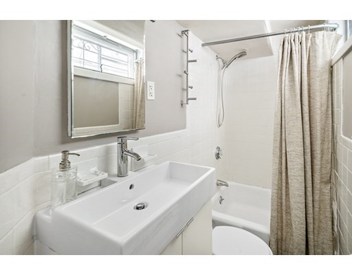 1 bed, 1 bath apartment for rent at 57 West Cedar St Unit 1, Beacon Hill — photo 2 of 6