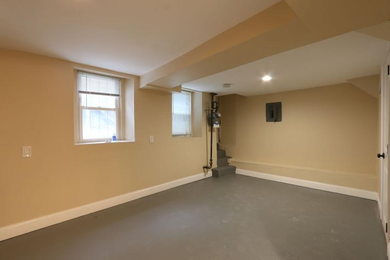 3 bed, 1.5 bath apartment for rent at 3 Saint James Pl, Roxbury — photo 4 of 9