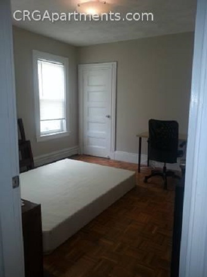 3 bed, 1 bath apartment for rent at 70 Willow St Unit 3T, Wellington-Harrington — photo 4 of 11