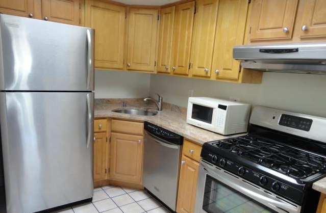 3 bed, 1 bath apartment for rent at 133 7th St Unit 3, South Boston — photo 5 of 10