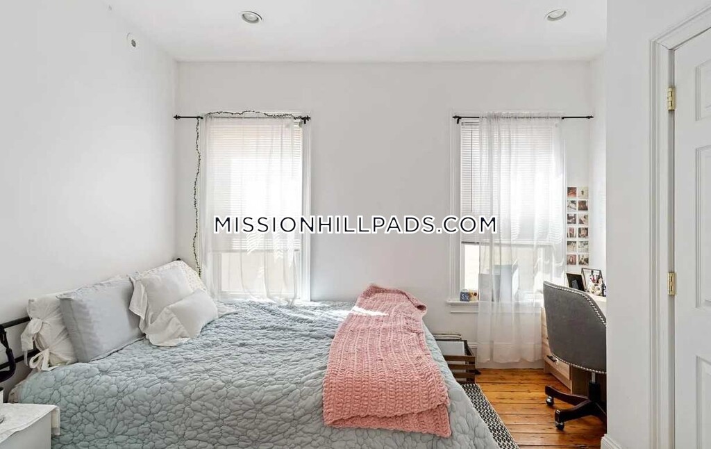 5 bed, 3 bath apartment for rent at 70 Hillside St Unit 3, Mission Hill — photo 5 of 11