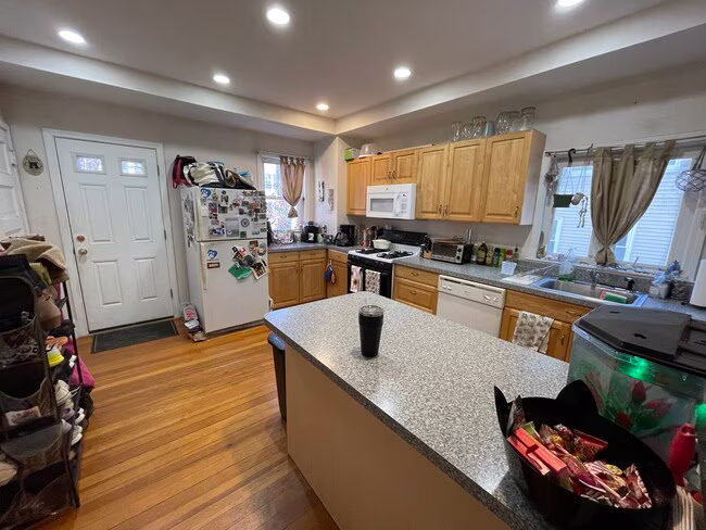 3 bed, 1 bath apartment for rent at 50 Quint Unit 1h, Allston — photo 5 of 5