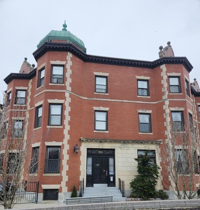 899 Beacon St, Fenway