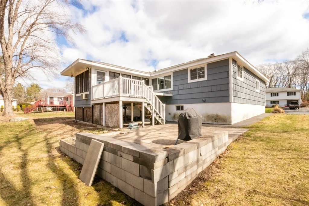 22 Livoli Rd, Framingham