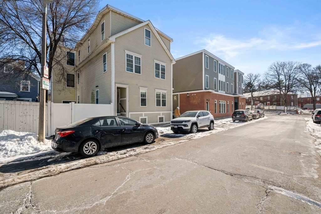 8 Mohawk St, South Boston