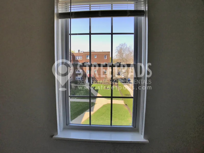 1129 Beacon St, Longwood