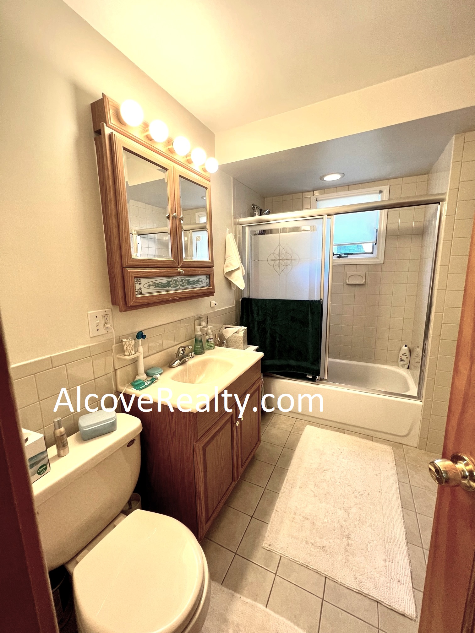 24 Burnham St, Tufts