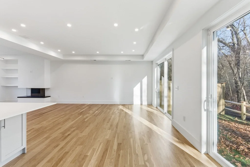 82 Louise Rd, Chestnut Hill