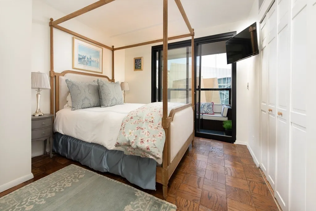 85 E India Row, Waterfront