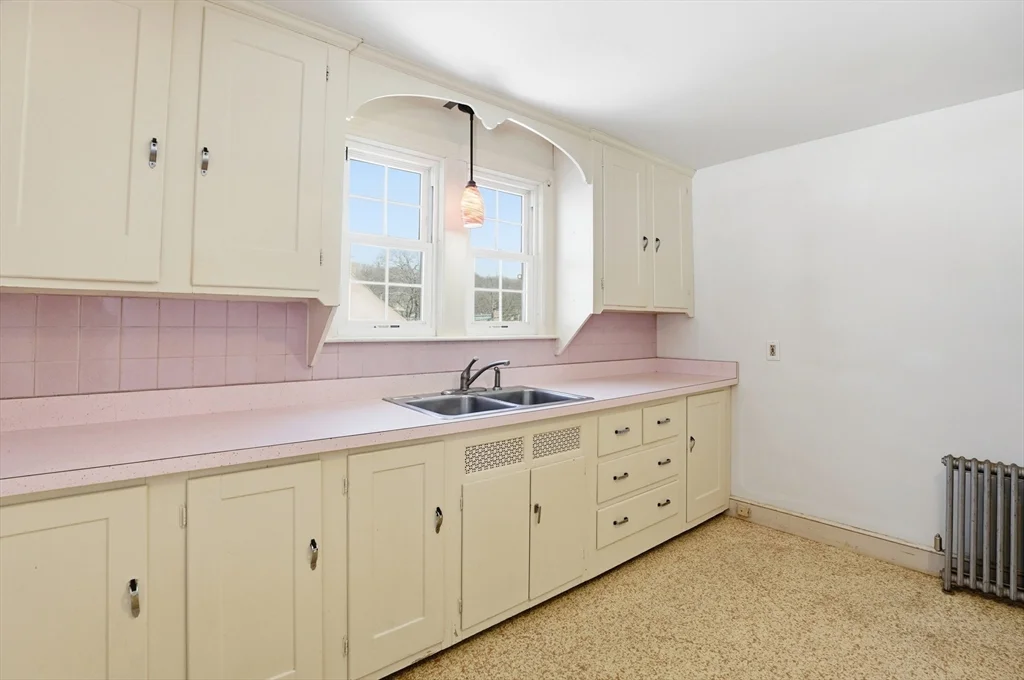 12 Cardinal Rd, Tatnuck