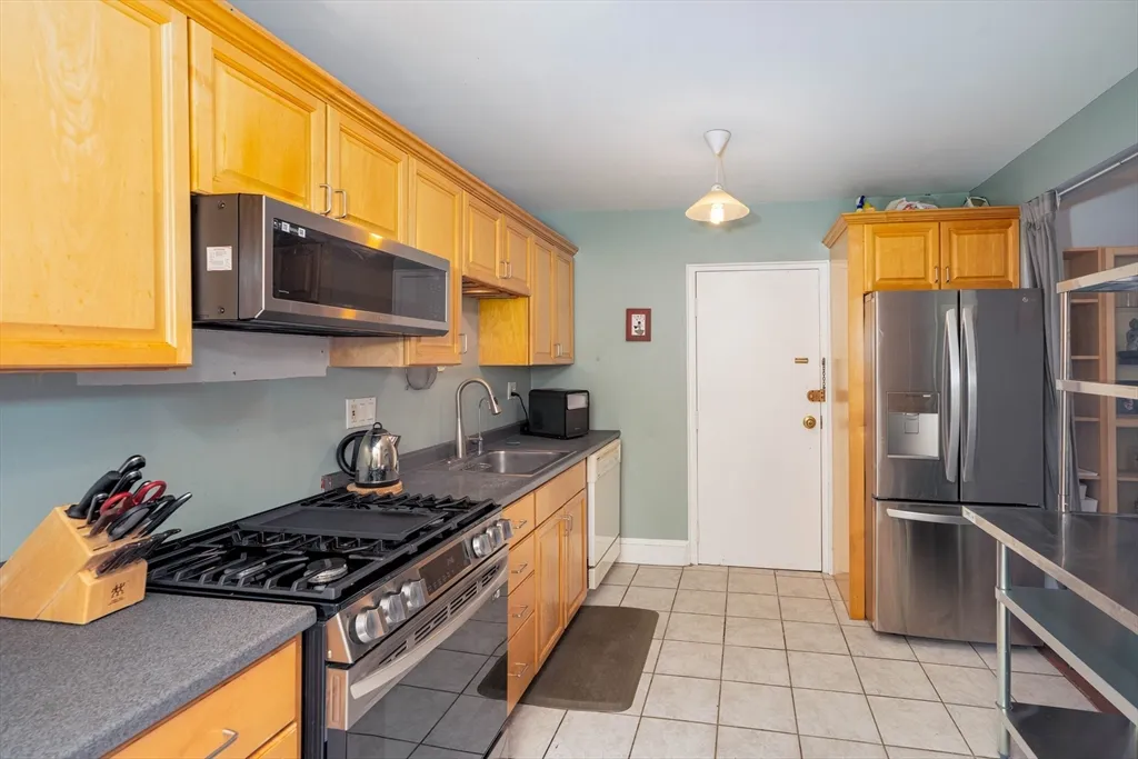 1064 Beacon St, Longwood