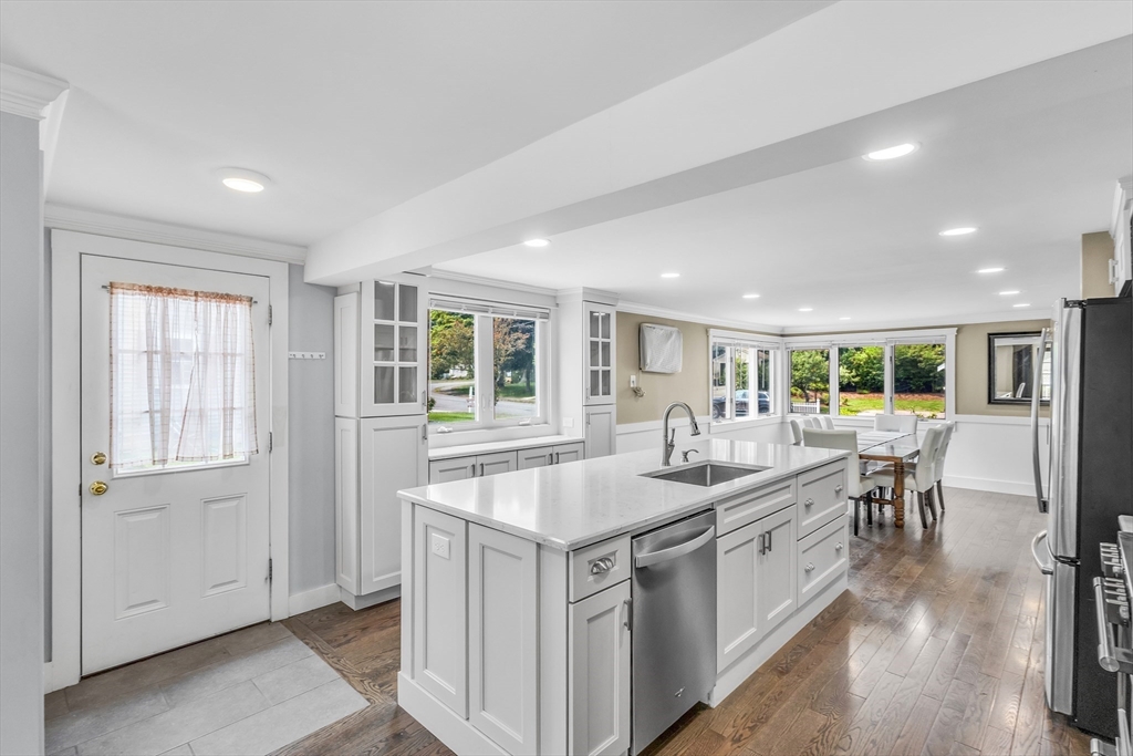 4 Oakridge Ave, Natick